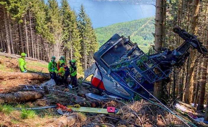 Italy cable car fall: 13 dead after accident near Lake Maggiore