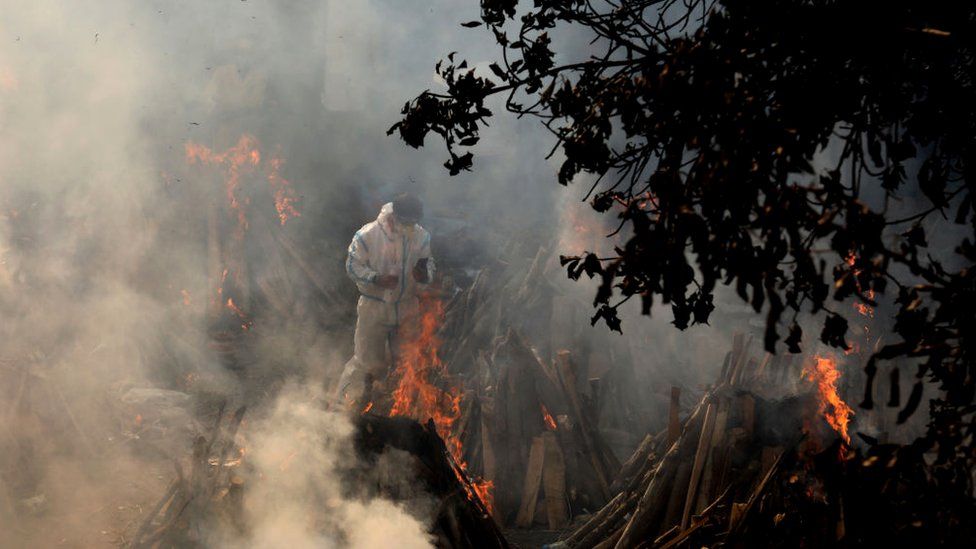 India Covid: Delhi builds makeshift funeral pyres as deaths climb