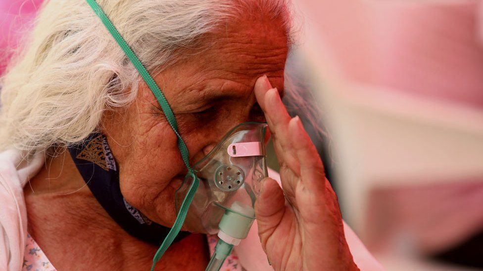 India Covid: Delhi hospitals plead for oxygen as more patients die
