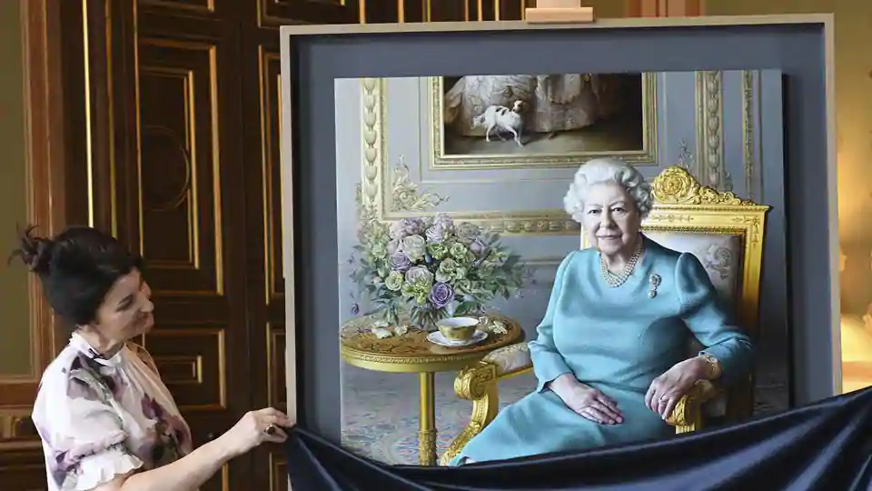 Queen Elizabeth sees new portrait unveiled at Britain’s Foreign Office