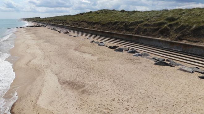 Waxham: Woman dies after being pulled from sea off Norfolk coast