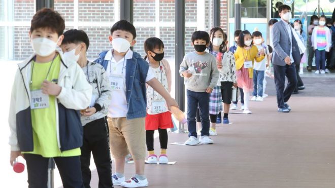 Covid-19: South Korea closes Seoul schools amid rise in cases